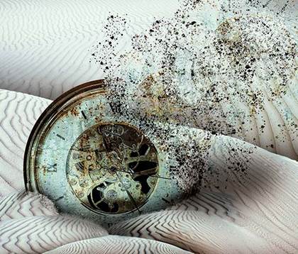 Una visualización artística de un reloj redondo grande de cara blanca sumergido la parte inferior en pliegos ondulantes blancos-grisáceos, deshaciéndose el reloj y esparciéndose las partículas por el espacio.
